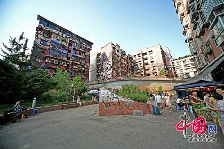 Улица Хуанцзюепин города Чунцин – самое крупное произведение искусства граффити в мире