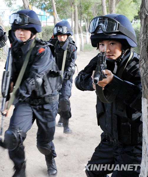 Тренировка членов специального женского отряда вооруженной полиции в самый разгар лета 
