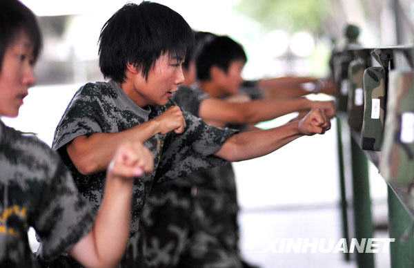Тренировка членов специального женского отряда вооруженной полиции в самый разгар лета 