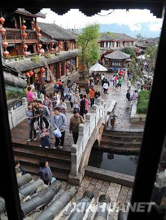 Наступил оживленный туристический сезон в городе Лицзян провинции Юньнань