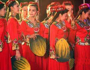 Девушки уйгурской национальности СУАР с песнями и танцами отмечают открытие Фестиваля хамийских дынь