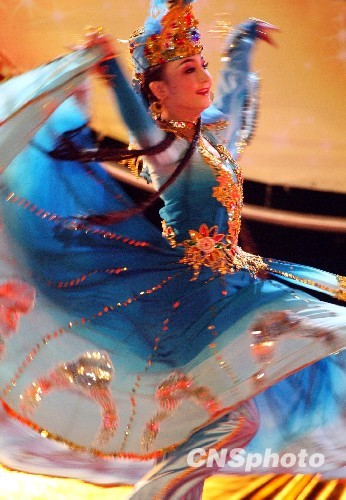 Девушки уйгурской национальности СУАР с песнями и танцами отмечают открытие Фестиваля хамийских дынь 