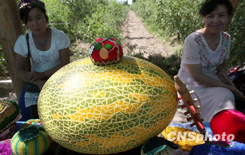 Девушки уйгурской национальности СУАР с песнями и танцами отмечают открытие Фестиваля хамийских дынь 