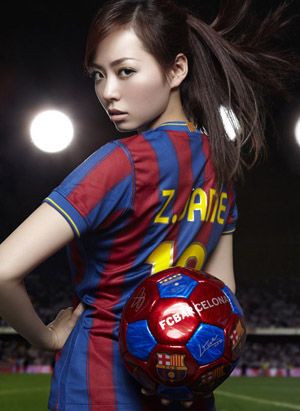 Красивая певица Чжан Лянъин в новых снимках в униформе футбольного клуба «Барселоны» 