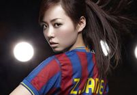 Красивая певица Чжан Лянъин в новых снимках в униформе футбольного клуба «Барселоны»