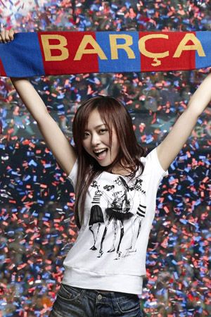 Красивая певица Чжан Лянъин в новых снимках в униформе футбольного клуба «Барселоны» 