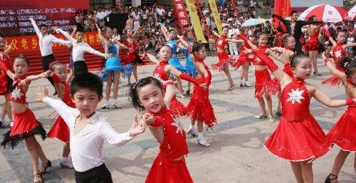 В уезде Ганьюй провинции Цзянсу встречают Национальный день фитнеса массовыми занятиями физкультурой