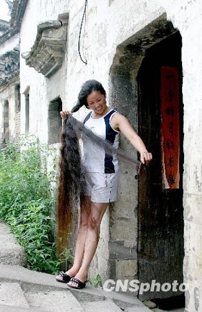 Женщина, длина волос которой составляет 1,7 метра