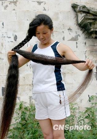 Женщина, длина волос которой составляет 1,7 метра