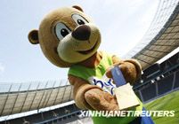 «Берлинский медведь» демонстрирует медали Чемпионата мира по легкой атлетике