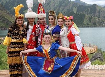 Озеро Тяньчи в СУАР привлекает множество туристов