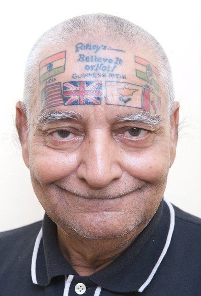 Пожилой индус пытается установить мировой рекорд, сделав татуировки в виде государственных флагов более двухсот стран 
