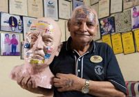 Пожилой индус пытается установить мировой рекорд, сделав татуировки в виде государственных флагов более двухсот стран