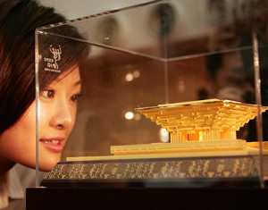 В Шанхае выпущены золотые макеты национального павильона Китая на ЭКСПО-2010