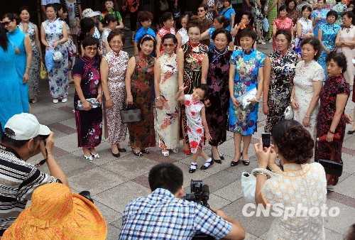 Двести пожилых красавиц в ципао появились на улице Нанкинлу Шанхая 