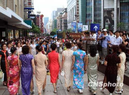 Двести пожилых красавиц в ципао появились на улице Нанкинлу Шанхая 