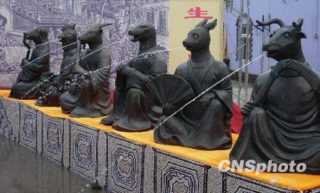 Появились копии бронзовых фигур в виде 12 знаков годов из парка Юаньминъюань