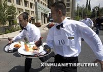 В Иерусалиме прошли соревнования по бегу среди официантов