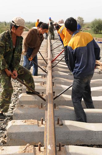 Начались путеукладочные работы на железной дороге Кашгар-Хотан на юге Синьцзяна