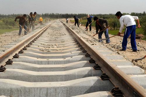 Начались путеукладочные работы на железной дороге Кашгар-Хотан на юге Синьцзяна