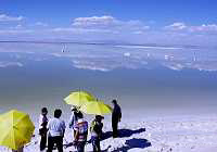 Живописное соленое озеро Чархань