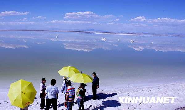 Живописное соленое озеро Чархань 