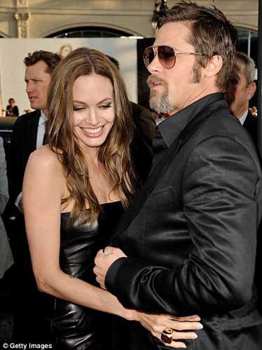 Брэд Питт и Анджелина Джоли демонстрируют нежную любовь 