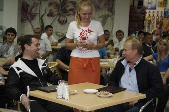 Медведев и Путин вместе посмотрели футбольный матч в спорт-баре