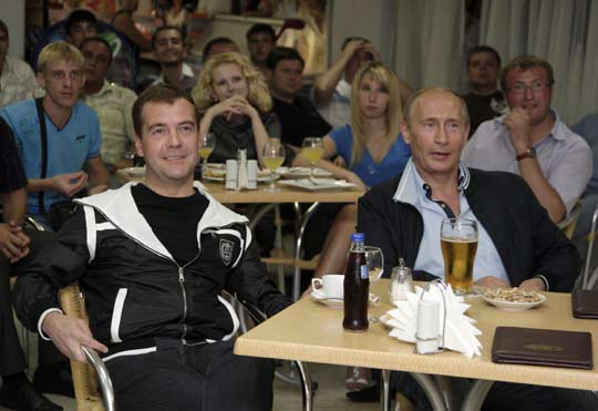 Медведев и Путин вместе посмотрели футбольный матч в спорт-баре