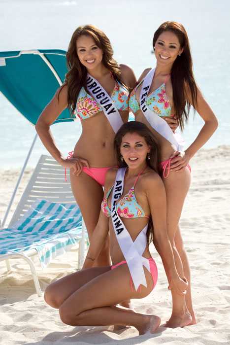  Участницы конкурса «Мисс Вселенная» в купальниках наслаждаются солнечными ваннами 