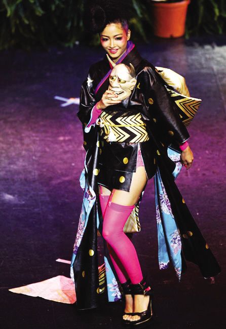 Разноцветные наряды на конкурсе «Мисс планеты-2009»