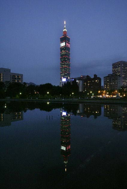 На башне Тайбэй-101 появились слова поддержки для китайцев, пострадавших от тайфуна «Моракот» 