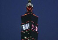 На башне Тайбэй-101 появились слова поддержки для китайцев, пострадавших от тайфуна «Моракот»