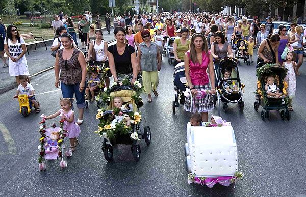 В Венгрии прошло шествие с детскими колясками
