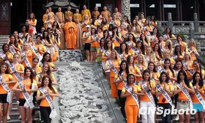 20 августа участницы международного конкурса «Мисс туризма» посетили в буддийский храм Наньхай в провинции Сычуань.