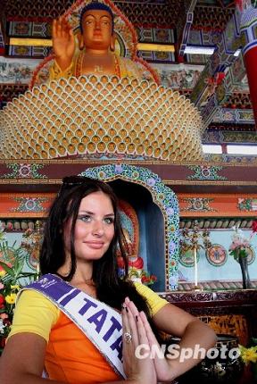 20 августа участницы международного конкурса «Мисс туризма» посетили в буддийский храм Наньхай в провинции Сычуань.