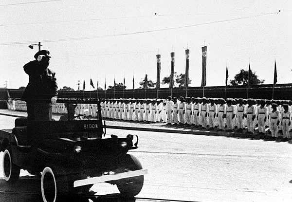 Впервые опубликованы фотографии военного парада 1952 года 