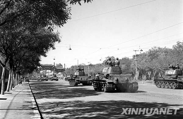 Впервые опубликованы фотографии военного парада 1952 года 