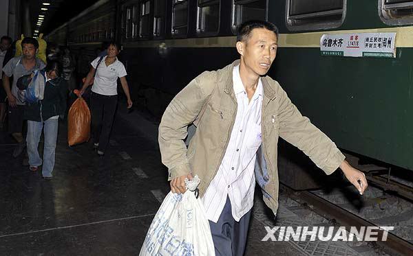 В Урумчи прибыла поездом первая группа сезонных рабочих, которые примут участие в сборе хлопка в Синьцзяне