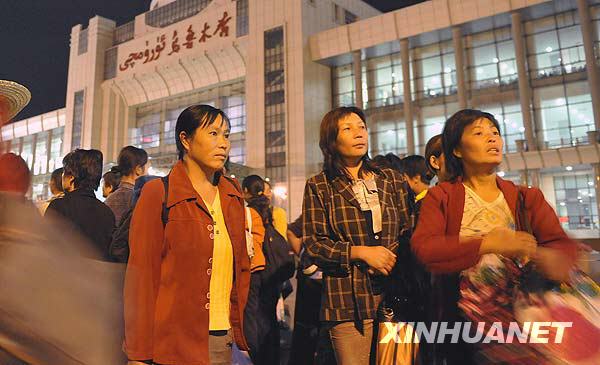 В Урумчи прибыла поездом первая группа сезонных рабочих, которые примут участие в сборе хлопка в Синьцзяне