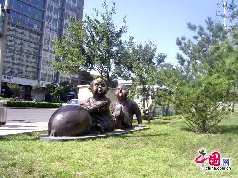 Интересные скульптуры на улицах Пекина