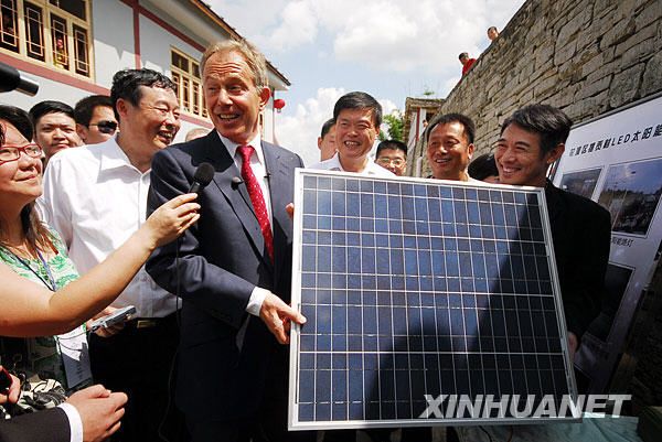 Экс-премьер Великобритании Toни Блэр и китайская звезда Джэт Ли посетили деревни провинции Гуйчжоу 