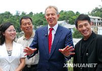 Экс-премьер Великобритании Toни Блэр и китайская звезда Джэт Ли посетили деревни провинции Гуйчжоу