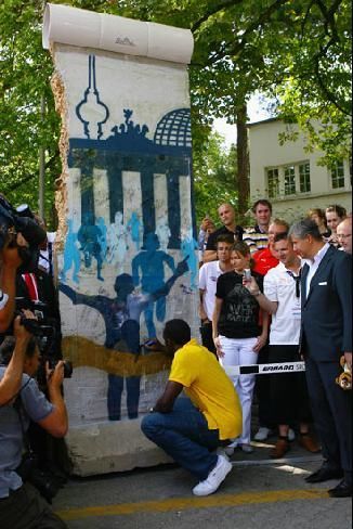 Усейн Болт получил тяжелый подарок - фрагмент Берлинской стены весом в 2,7 тонны 1