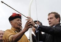 Дмитрий Медведев стрелял из лука в монгольской степи 