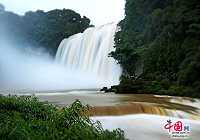 Величественный водопад Хуангошу
