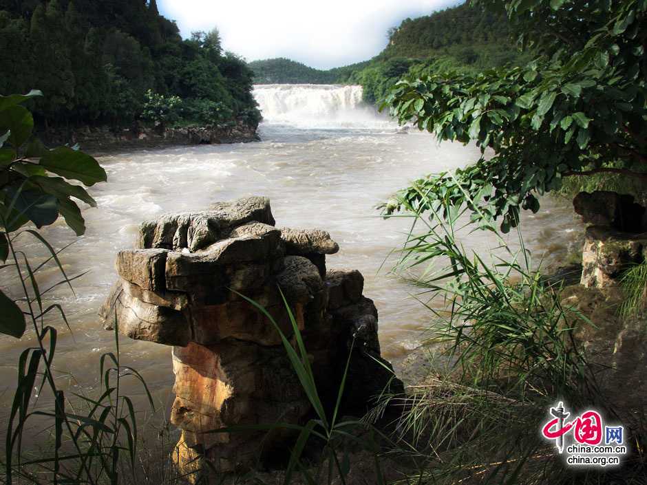 Величественный водопад Хуангошу