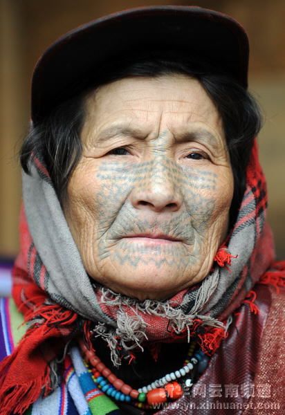 Татуировки на лицах женщин таинственной нациоанльности дулун Китая 