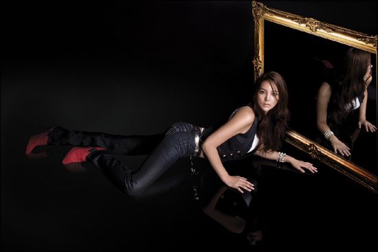 Сексуальная корейская красотка Парк Сы Ён в новой рекламе джинсов