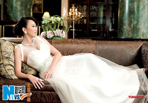 Известная сянганская певица Коко Ли в свадебном платье